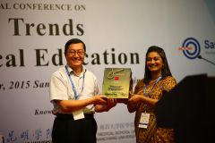 Prof. Li Xiaobing presenting a memento to Saraswati Online. Com .JPG